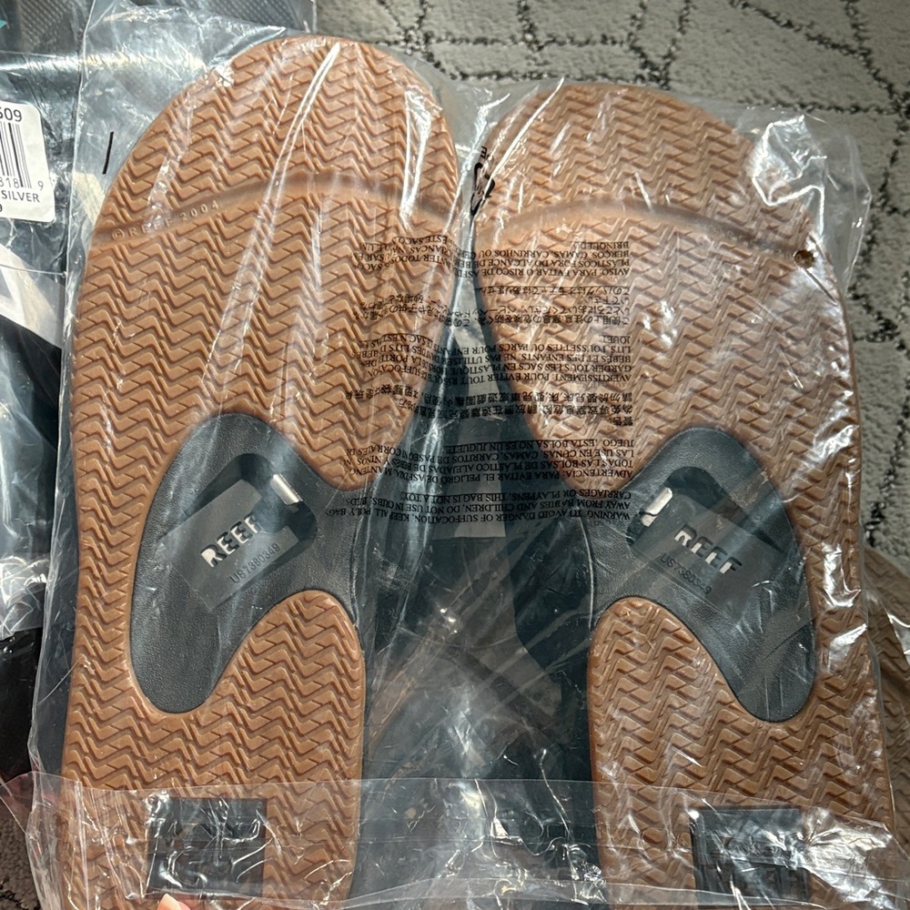 Reef Black Silver Flip-Flops with the bottle openers on the bottom!! NWT - Picture 5 of 6